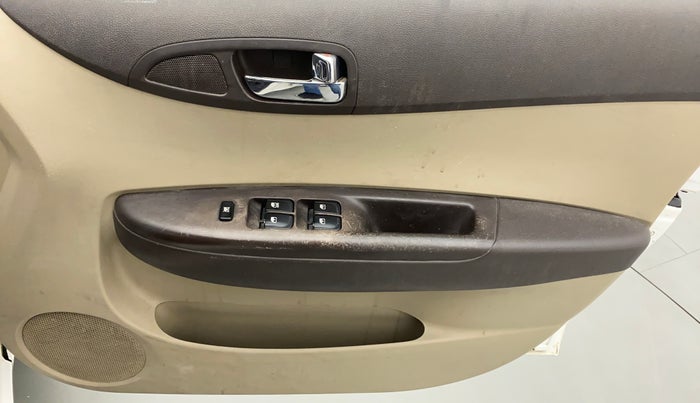 2011 Hyundai i20 MAGNA 1.2 VTVT, CNG, Manual, 59,218 km, Driver Side Door Panels Control