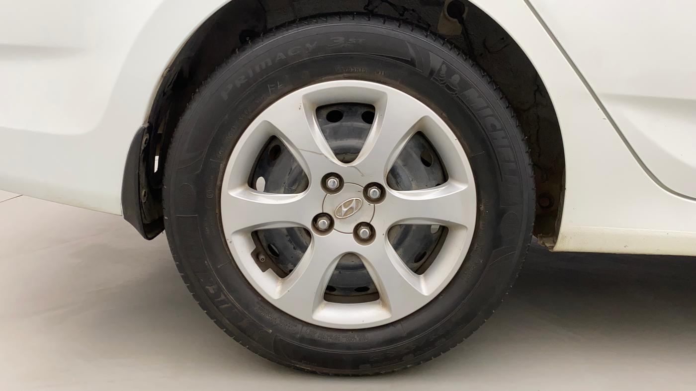 2011 Hyundai Verna FLUIDIC 1.6 CRDI EX, Diesel, Manual, 1,32,879 km, Right Rear Wheel