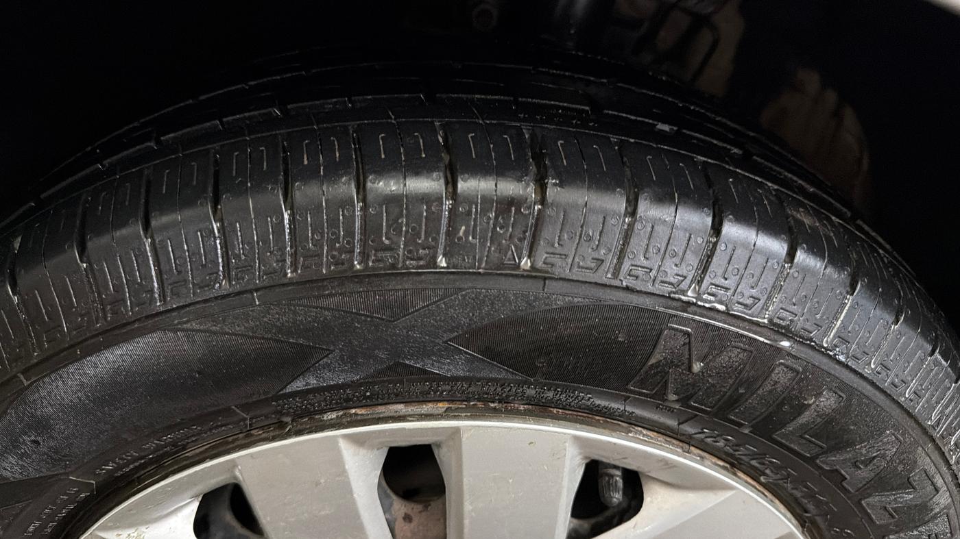 2015 Volkswagen Polo COMFORTLINE 1.2L, Petrol, Manual, 28,996 km, Left Front Tyre Tread