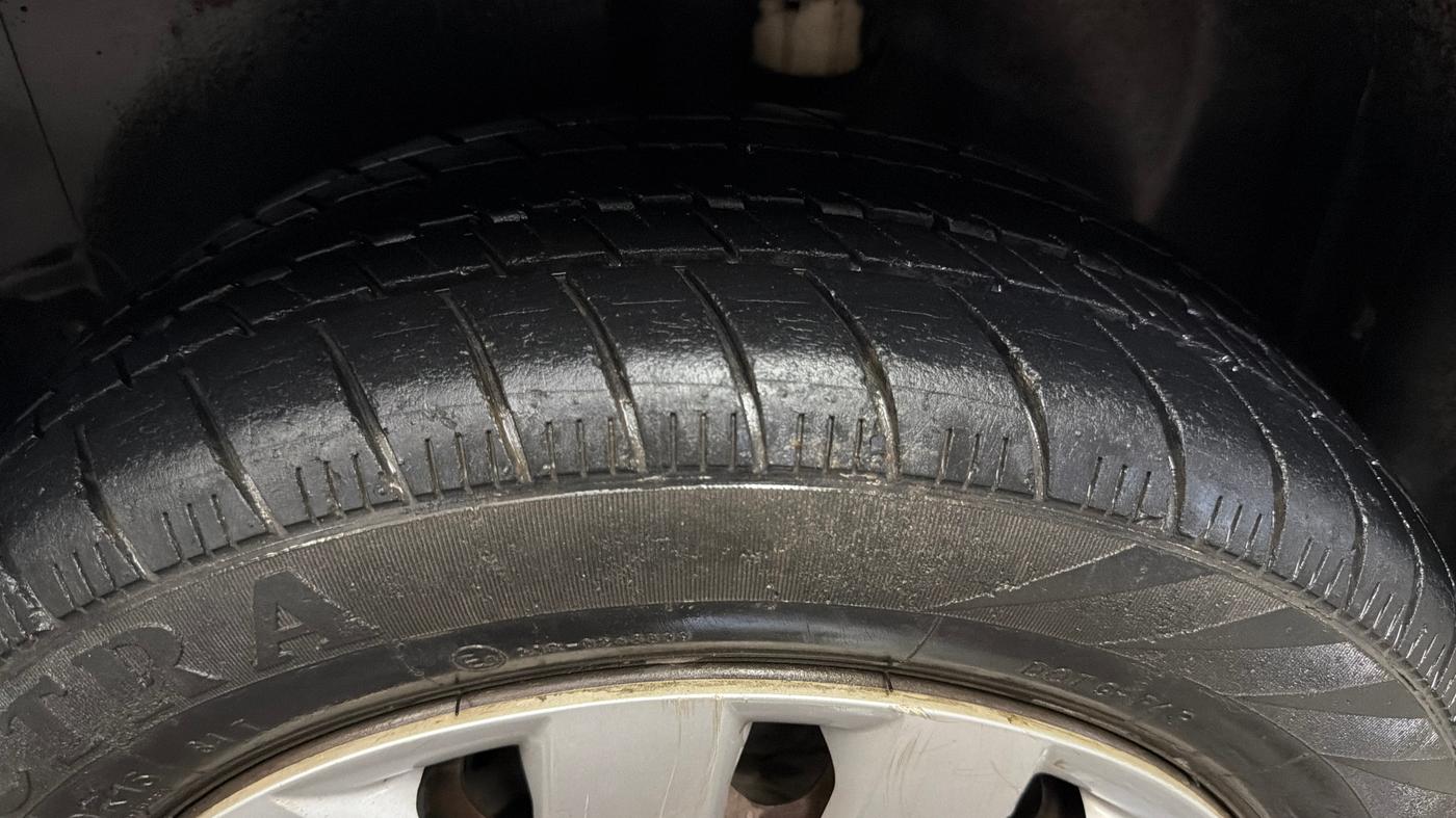 2015 Volkswagen Polo COMFORTLINE 1.2L, Petrol, Manual, 28,996 km, Left Rear Tyre Tread