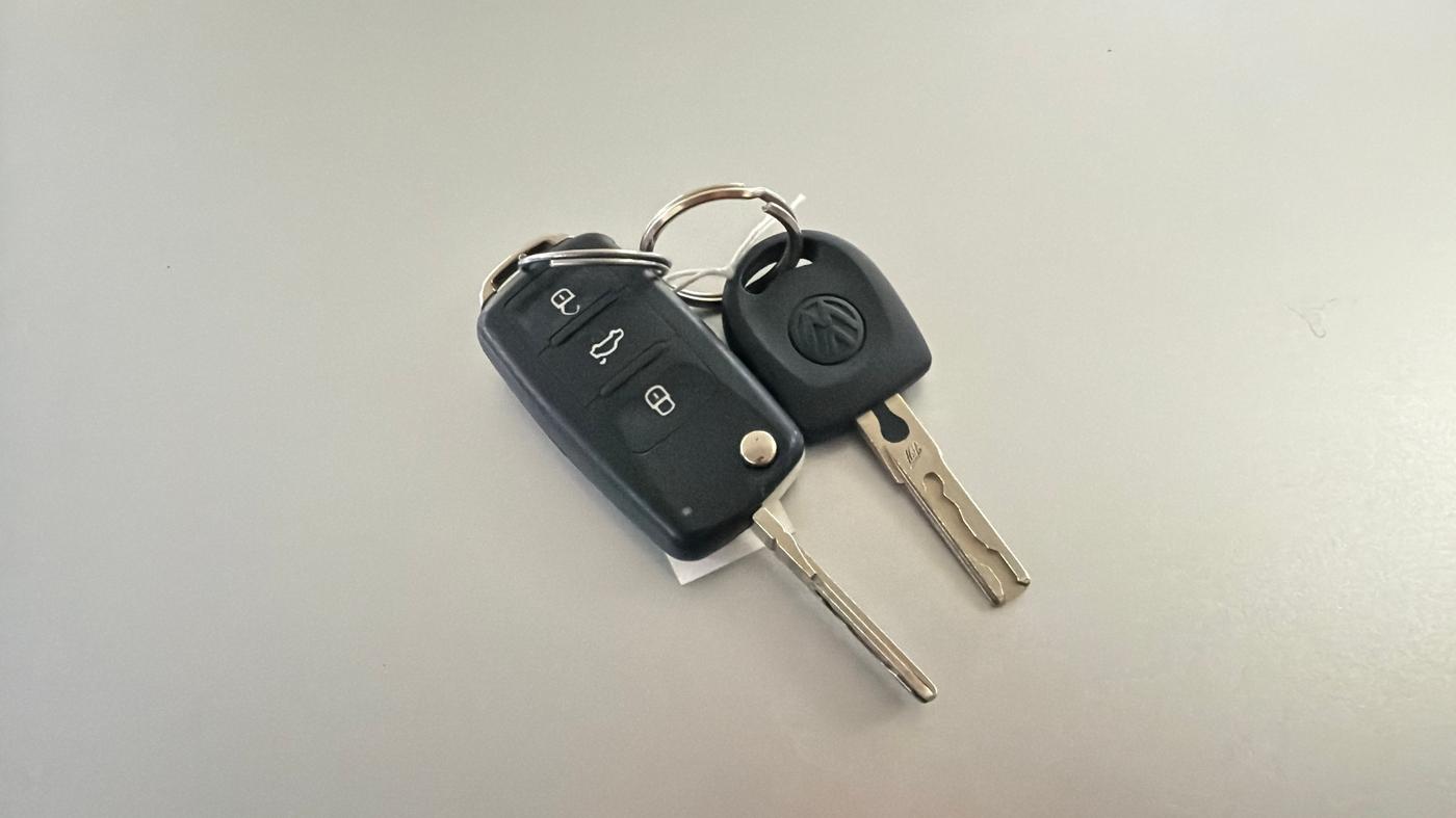 2015 Volkswagen Polo COMFORTLINE 1.2L, Petrol, Manual, 28,996 km, Key Close Up