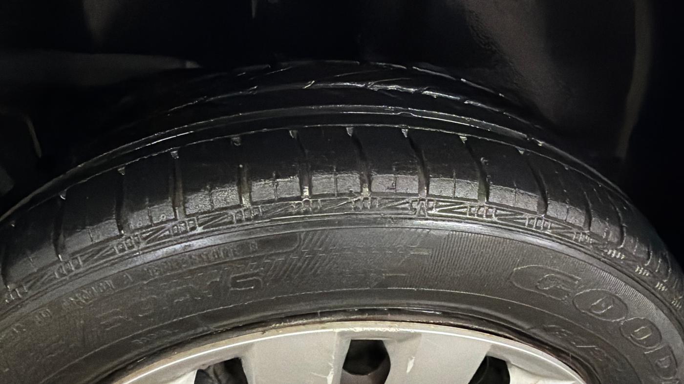 2015 Volkswagen Polo COMFORTLINE 1.2L, Petrol, Manual, 28,996 km, Right Rear Tyre Tread