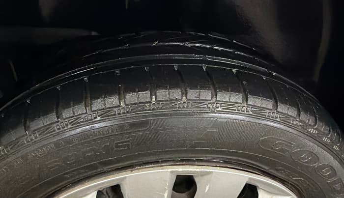 2015 Volkswagen Polo COMFORTLINE 1.2L, Petrol, Manual, 28,996 km, Right Rear Tyre Tread