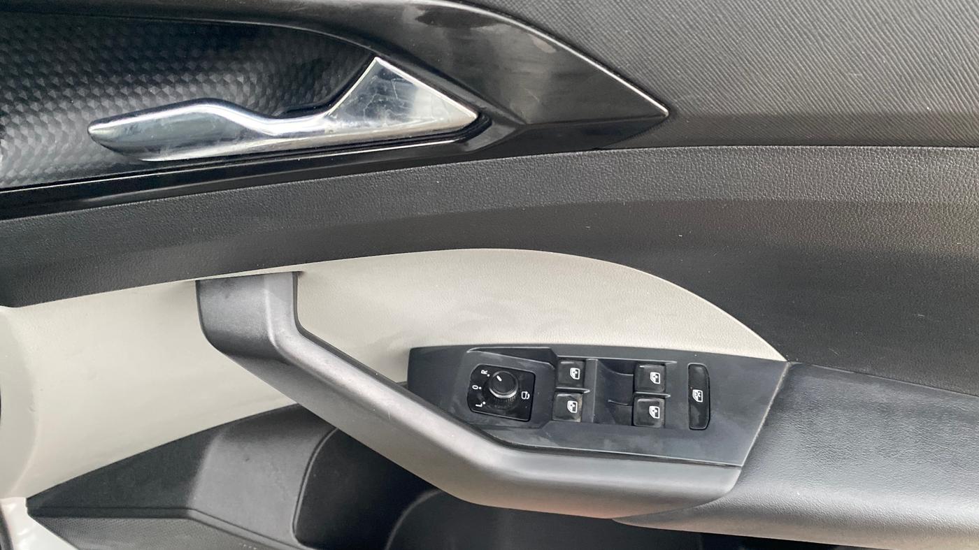 2022 Skoda KUSHAQ STYLE 1.0L TSI AT, Petrol, Automatic, 15,245 km, Driver Side Door Panels Control