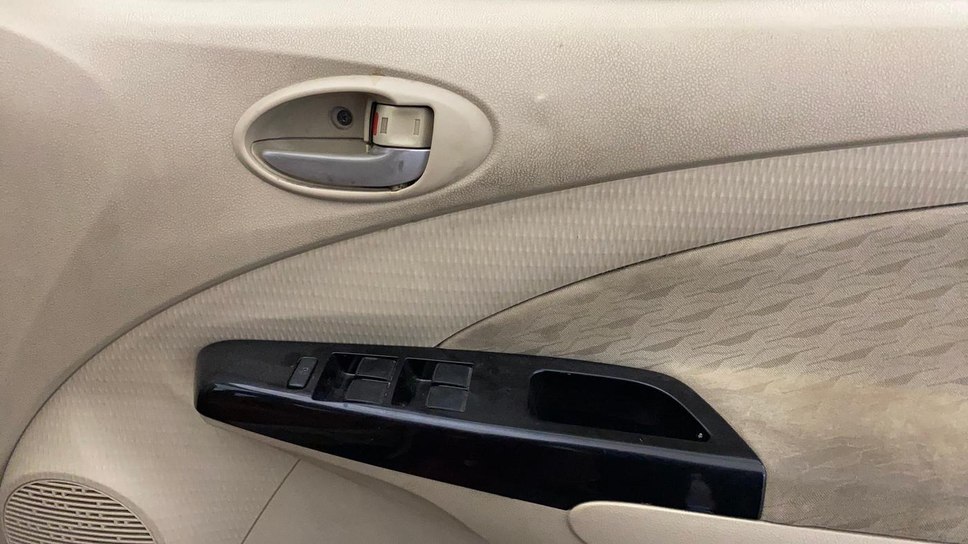 2019 Toyota Etios Liva V DUAL TONE, Petrol, Manual, 86,105 km, Driver Side Door Panels Control