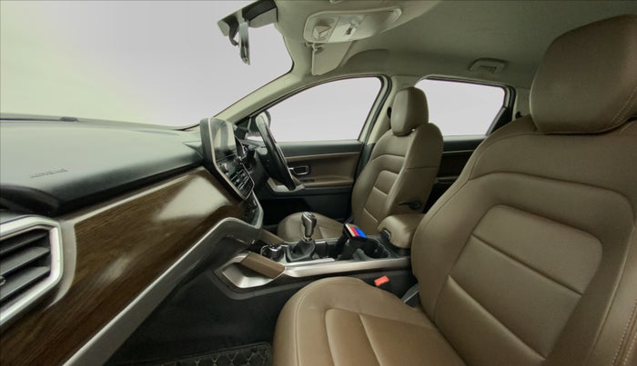 2019 Tata Harrier XZ 2.0L, Diesel, Manual, 74,474 km, Right Side Front Door Cabin