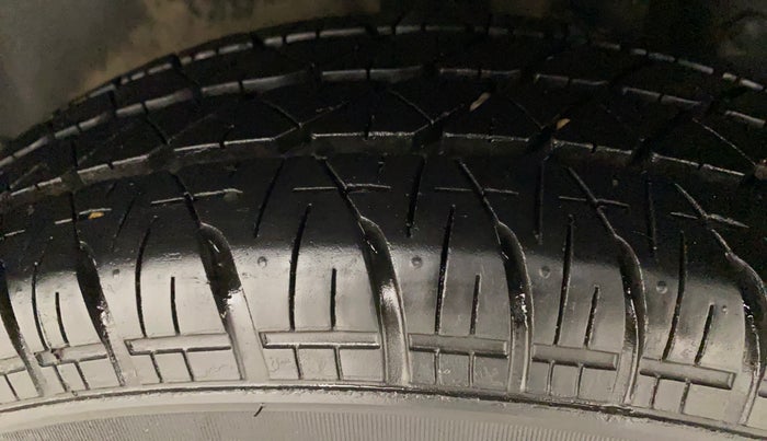 2016 Maruti Swift VXI O, Petrol, Manual, 52,783 km, Left Rear Tyre Tread