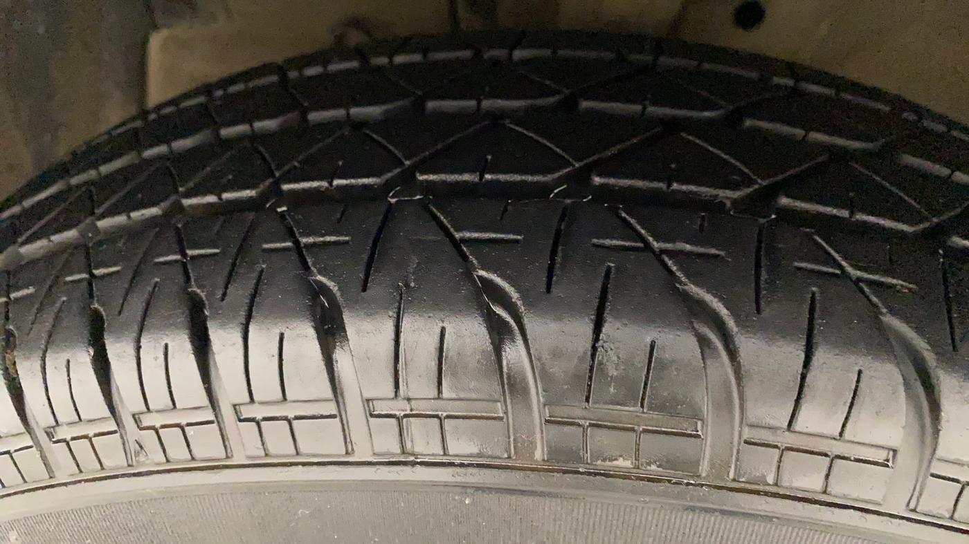 2016 Maruti Swift VXI O, Petrol, Manual, 52,783 km, Left Front Tyre Tread