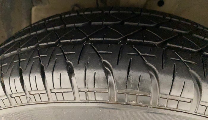 2016 Maruti Swift VXI O, Petrol, Manual, 52,783 km, Left Front Tyre Tread