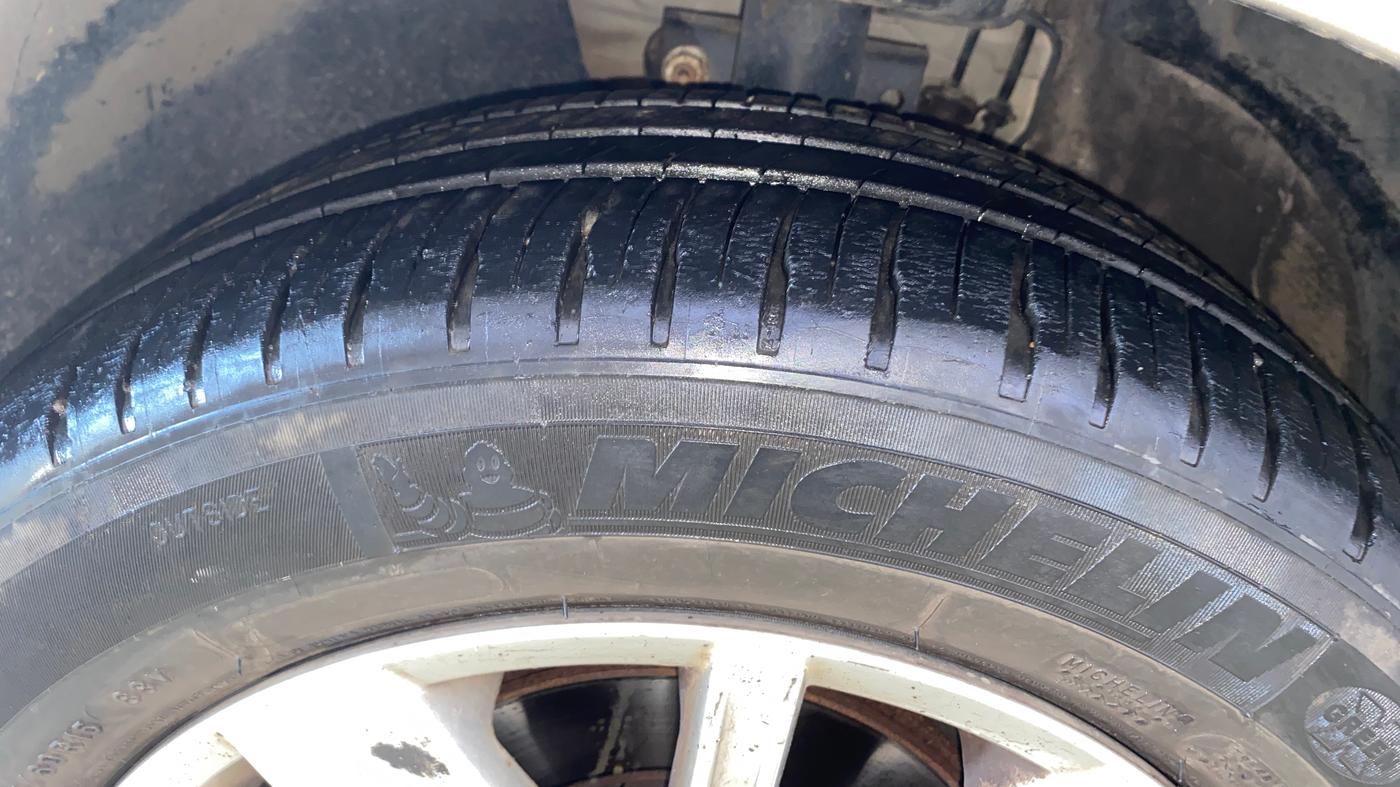 2016 Volkswagen Vento HIGHLINE PETROL AT, Petrol, Automatic, 48,241 km, Left Front Tyre Tread