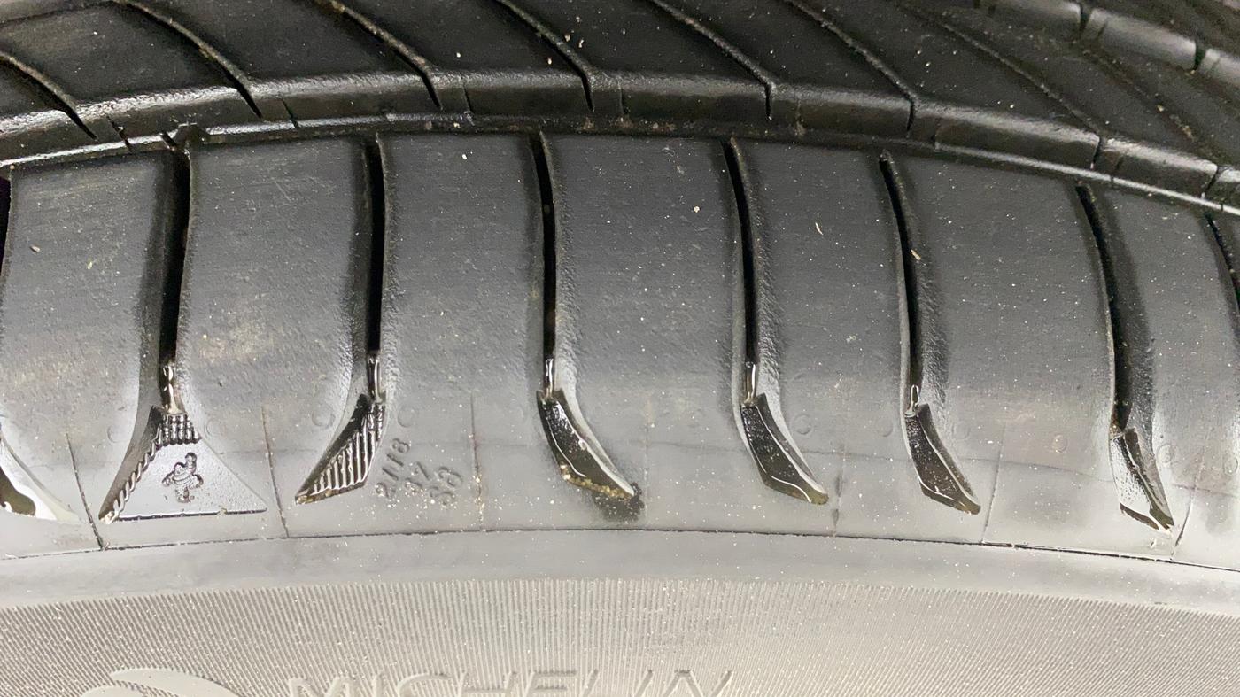 2021 Renault Duster RXZ 1.3 TURBO PETROL CVT, Petrol, Automatic, 49,438 km, Right Front Tyre Tread