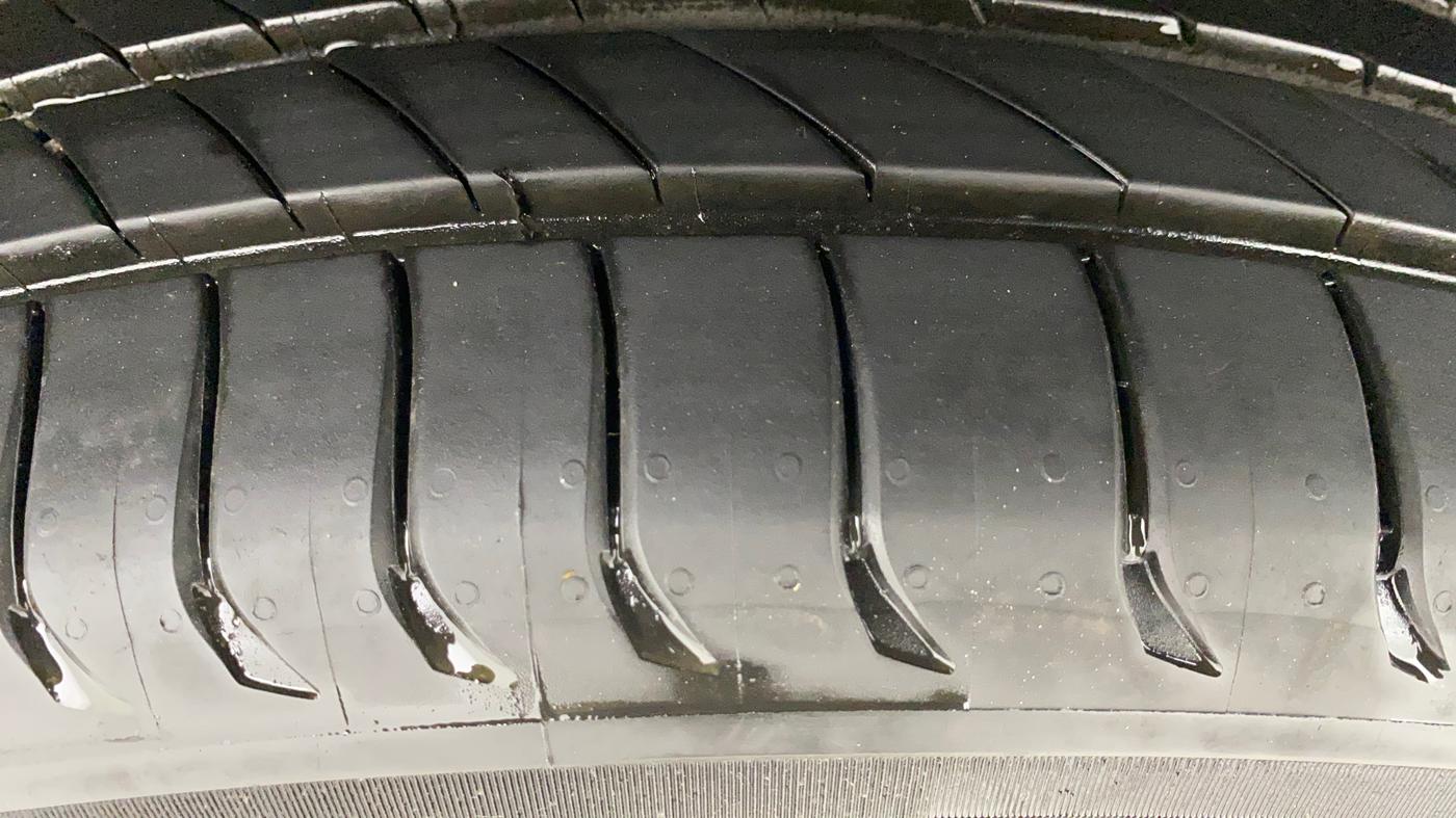 2021 Renault Duster RXZ 1.3 TURBO PETROL CVT, Petrol, Automatic, 49,438 km, Right Rear Tyre Tread