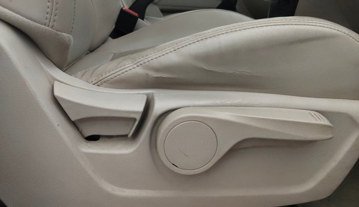 2019 Mahindra XUV300 W8 (O) 1.2 PETROL, Petrol, Manual, 62,636 km, Driver Side Adjustment Panel