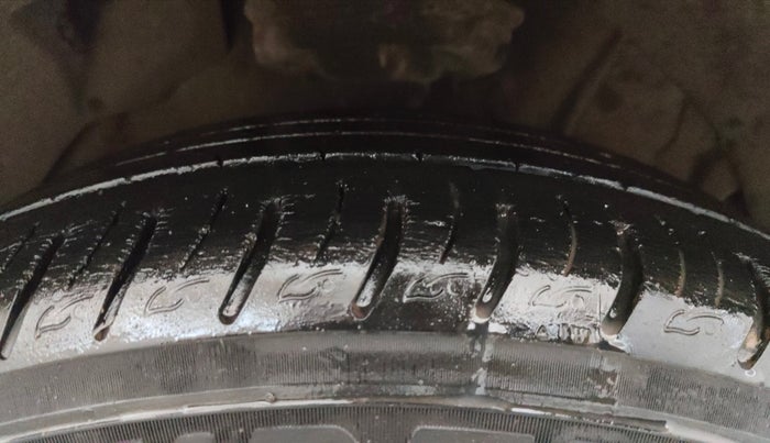 2019 Mahindra XUV300 W8 (O) 1.2 PETROL, Petrol, Manual, 62,636 km, Right Front Tyre Tread