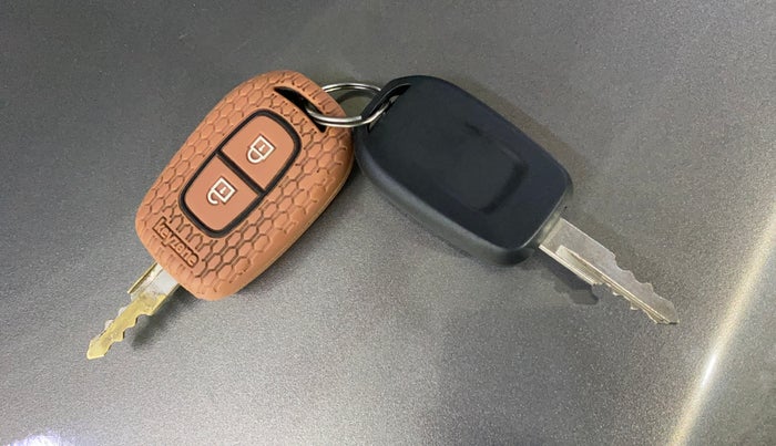 2017 Renault Kwid RXT 1.0 AMT (O), Petrol, Automatic, 36,721 km, Key Close Up