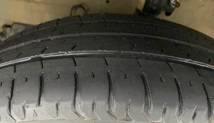 2014 Maruti Swift VXI D, Petrol, Manual, 45,222 km, Left Front Tyre Tread