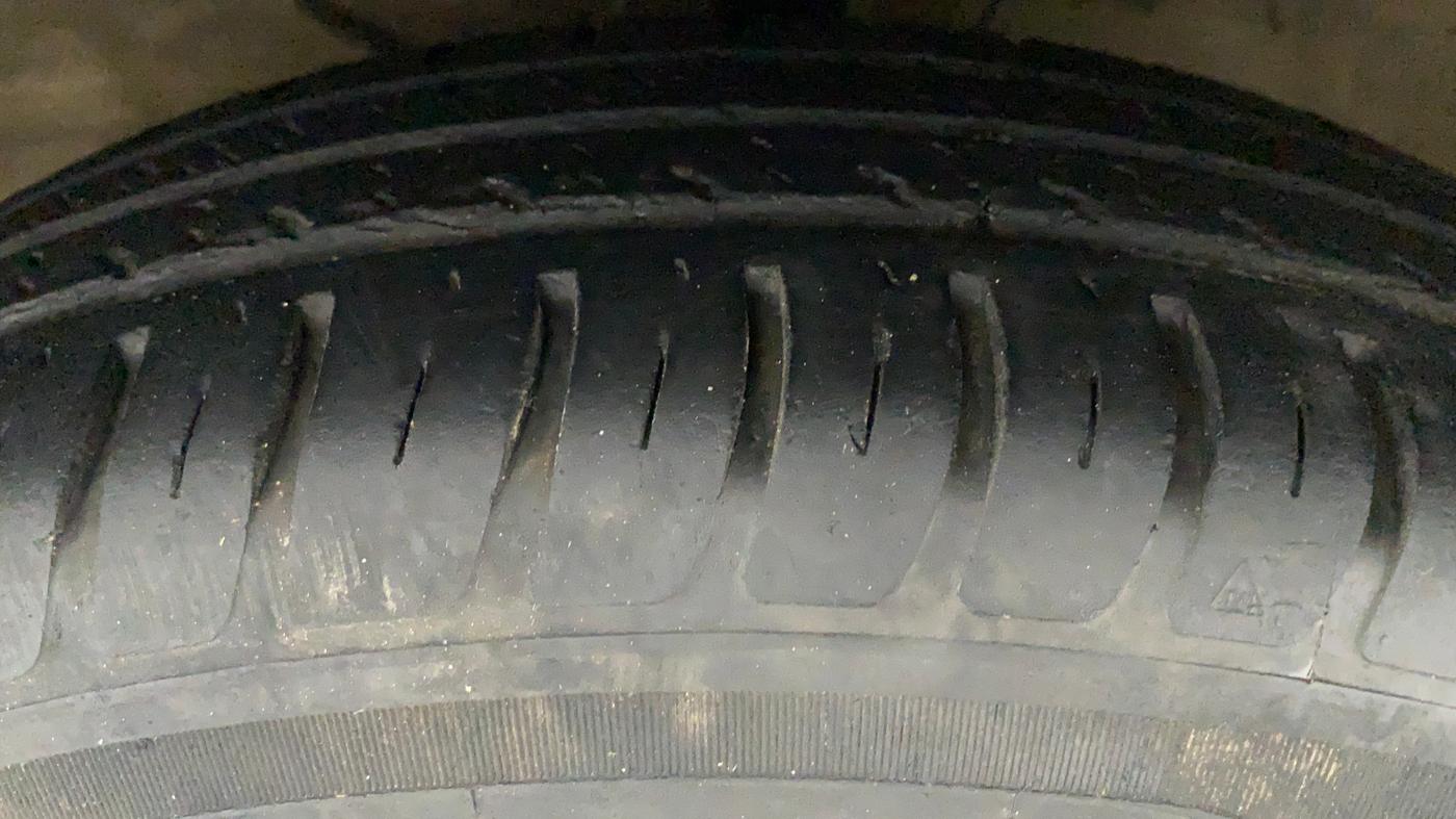 2020 Maruti Swift LXI, Petrol, Manual, 51,925 km, Left Front Tyre Tread