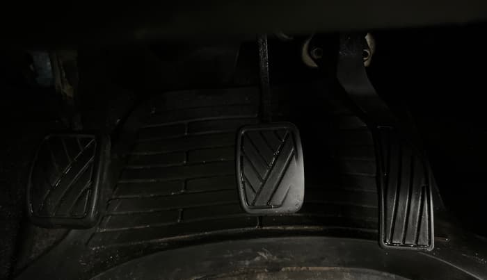 2015 Maruti Swift LXI (O), Petrol, Manual, 65,661 km, Pedals