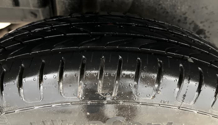 2015 Maruti Swift LXI (O), Petrol, Manual, 65,661 km, Right Rear Tyre Tread