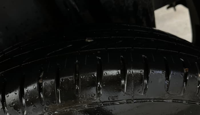 2015 Maruti Swift LXI (O), Petrol, Manual, 65,661 km, Left Rear Tyre Tread