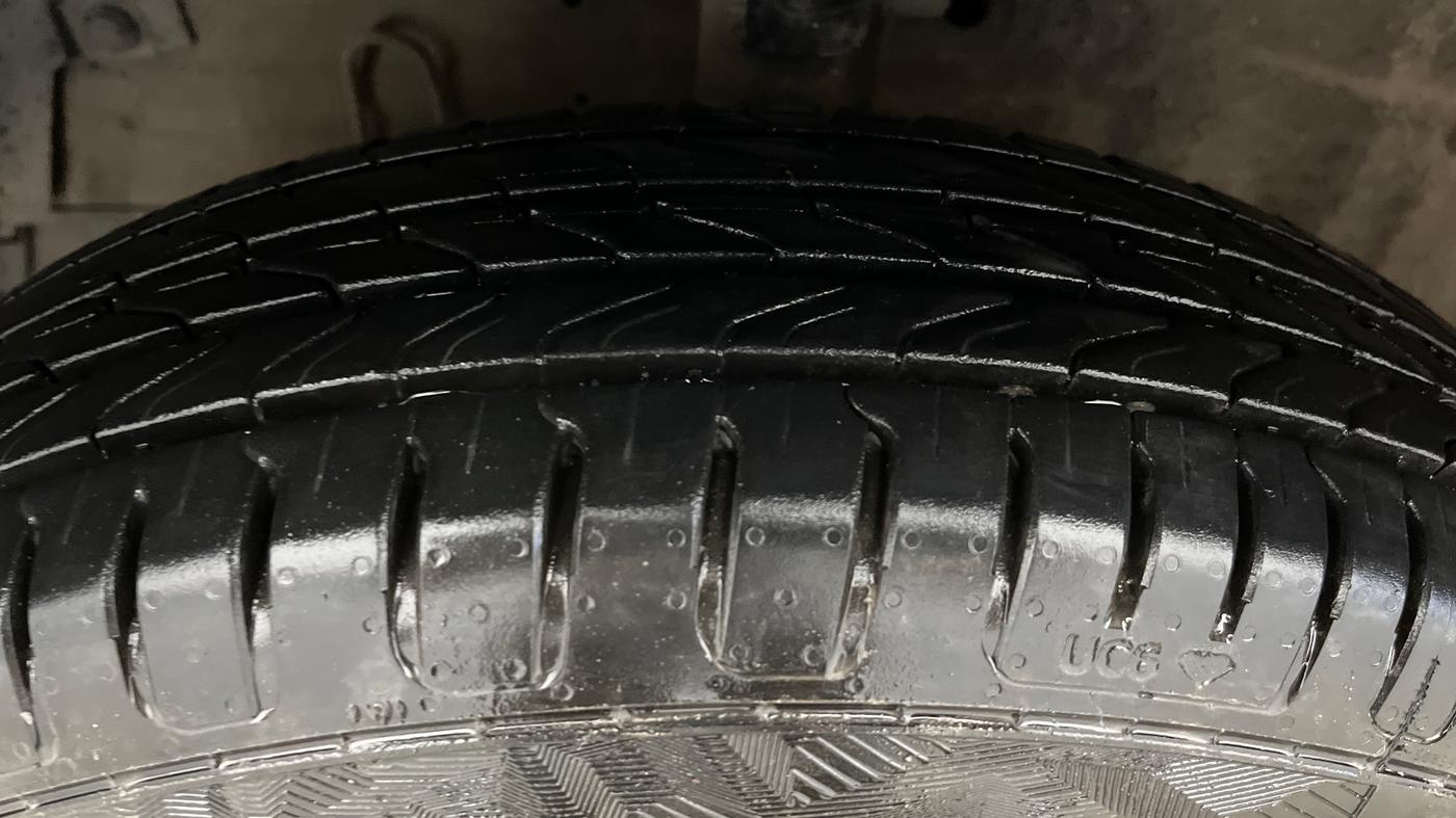 2015 Maruti Swift LXI (O), Petrol, Manual, 65,661 km, Left Front Tyre Tread