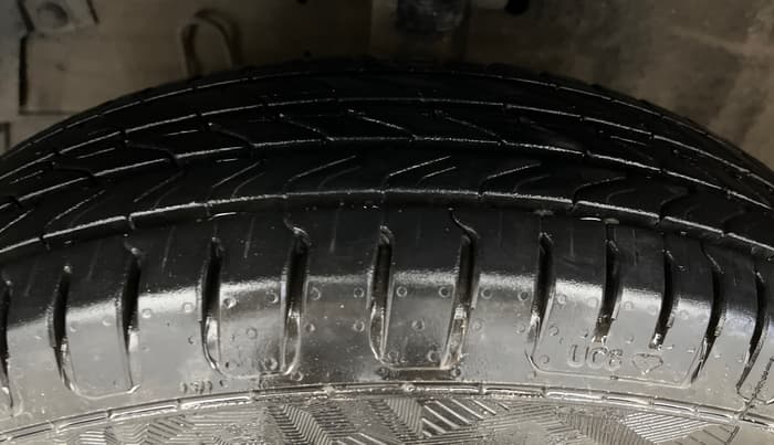 2015 Maruti Swift LXI (O), Petrol, Manual, 65,661 km, Left Front Tyre Tread