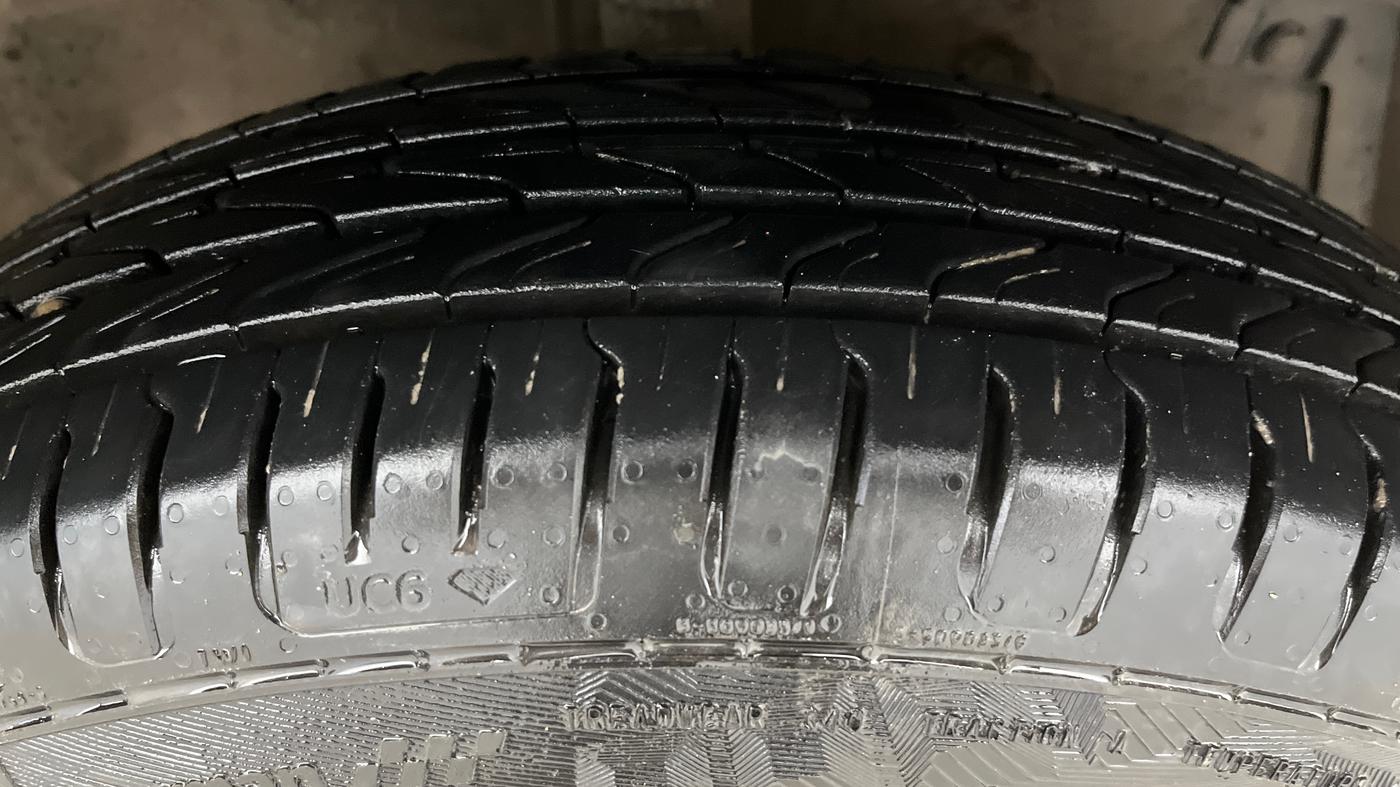 2015 Maruti Swift LXI (O), Petrol, Manual, 65,661 km, Right Front Tyre Tread