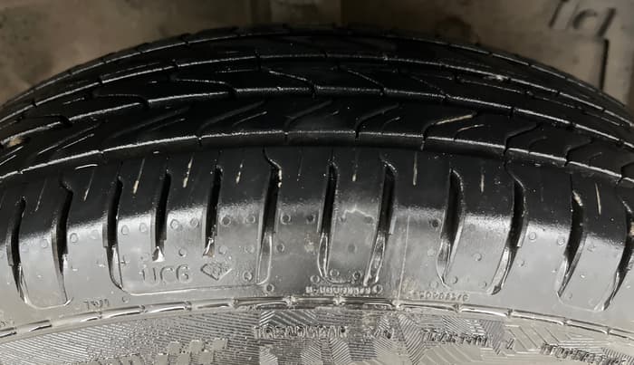 2015 Maruti Swift LXI (O), Petrol, Manual, 65,661 km, Right Front Tyre Tread