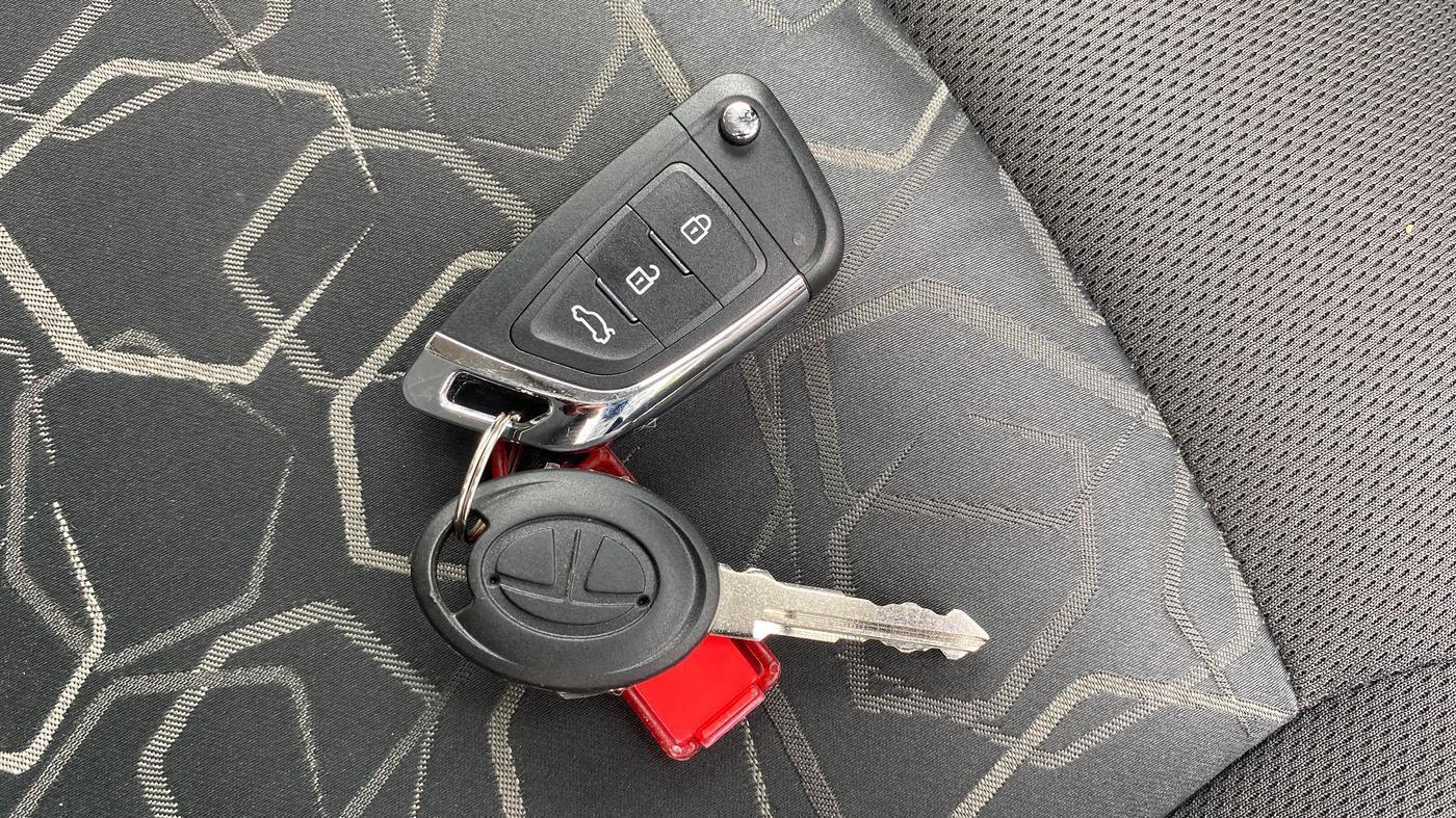 2017 Tata Tiago XT PETROL, Petrol, Manual, 74,764 km, Key Close Up