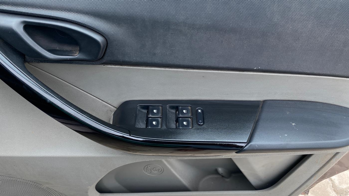 2017 Tata Tiago XT PETROL, Petrol, Manual, 74,764 km, Driver Side Door Panels Control