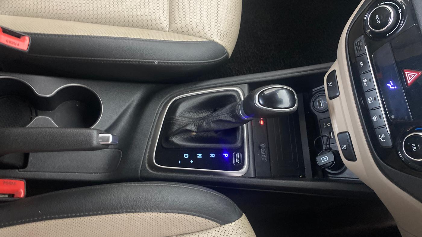 2019 Hyundai Verna 1.6 CRDI SX (O) AT, Diesel, Automatic, 96,750 km, Gear Lever