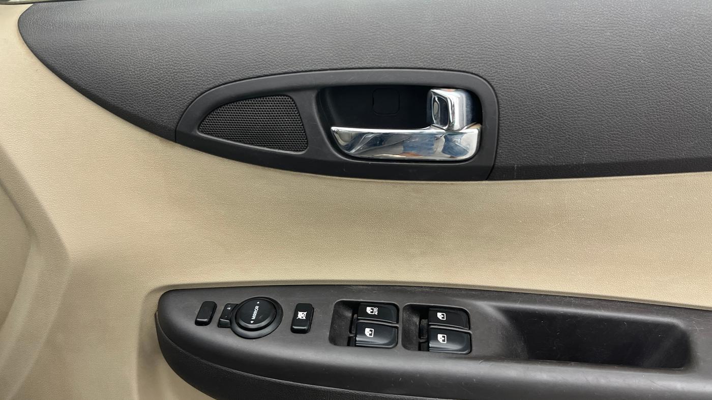 2013 Hyundai i20 MAGNA (O) 1.2, Petrol, Manual, 88,444 km, Driver Side Door Panels Control