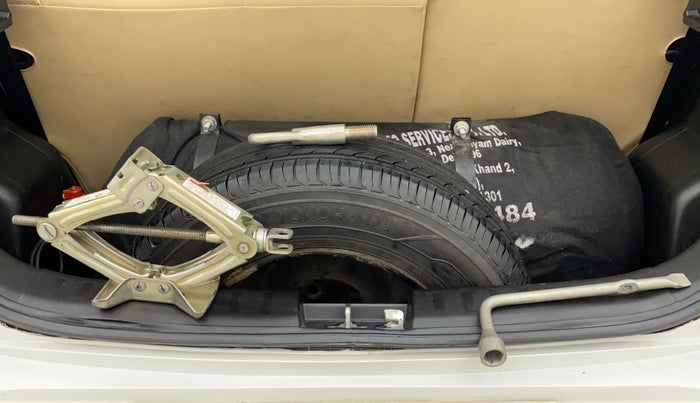 2017 Maruti Swift VXI, CNG, Manual, 98,929 km, Spare Tyre