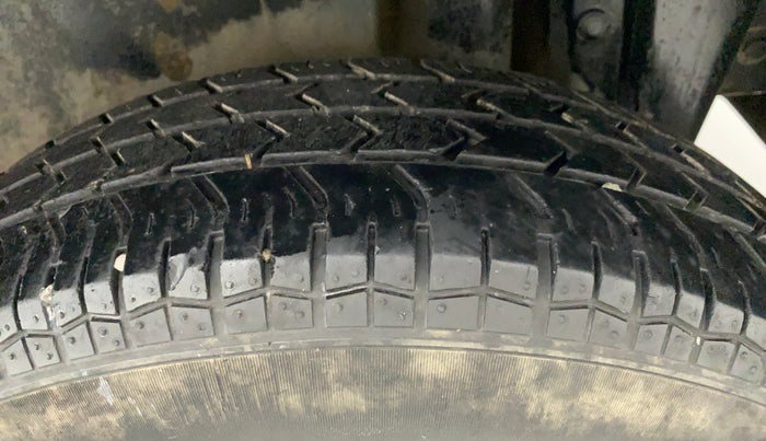 2017 Maruti Swift VXI, CNG, Manual, 98,929 km, Left Rear Tyre Tread