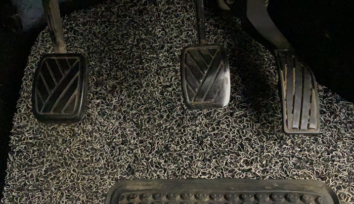 2017 Maruti Swift VXI, CNG, Manual, 98,929 km, Pedals