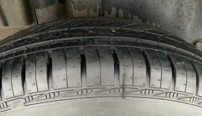2017 Maruti Swift VXI, CNG, Manual, 98,929 km, Right Rear Tyre Tread