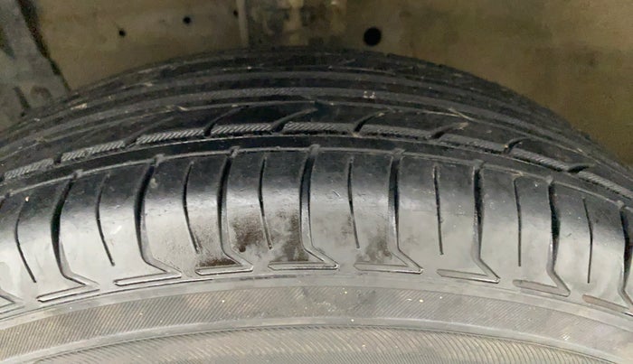 2017 Maruti Swift VXI, CNG, Manual, 98,929 km, Left Front Tyre Tread