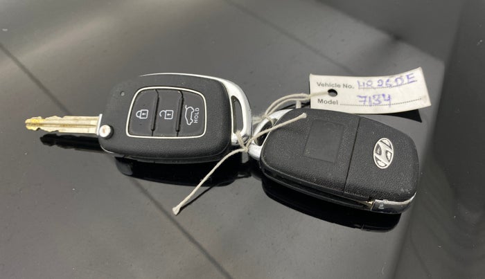 2017 Hyundai Creta E PLUS 1.6 PETROL, Petrol, Manual, 62,300 km, Key Close Up