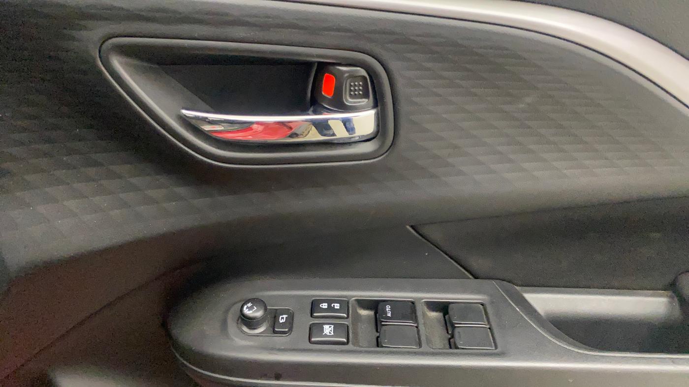 2025 Maruti Swift ZXi AMT, Petrol, Automatic, 10,229 km, Driver Side Door Panels Control