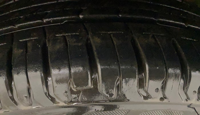 2025 Maruti Swift ZXi AMT, Petrol, Automatic, 10,229 km, Left Front Tyre Tread