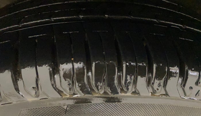 2025 Maruti Swift ZXi AMT, Petrol, Automatic, 10,229 km, Right Rear Tyre Tread