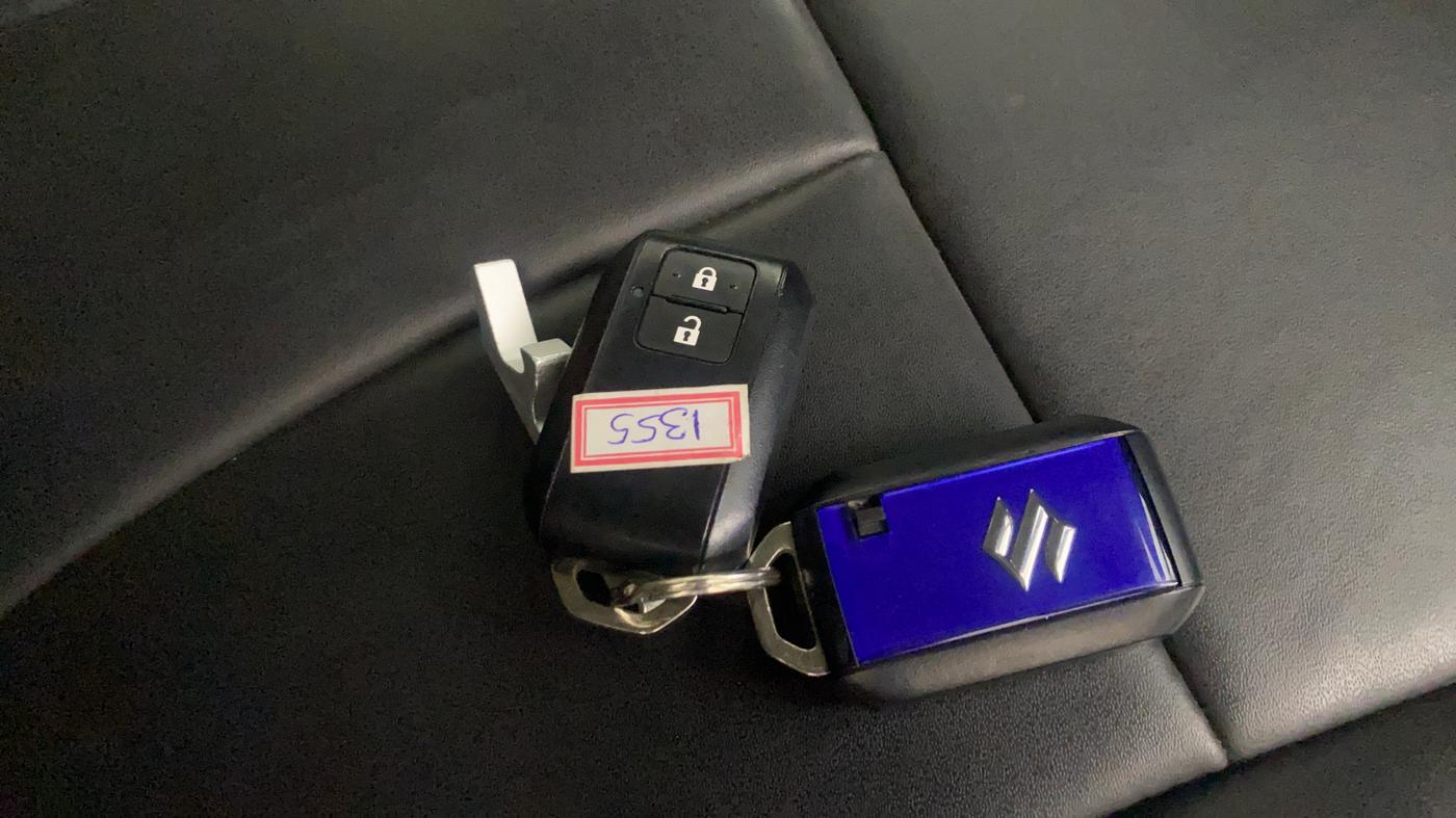 2025 Maruti Swift ZXi AMT, Petrol, Automatic, 10,229 km, Key Close Up