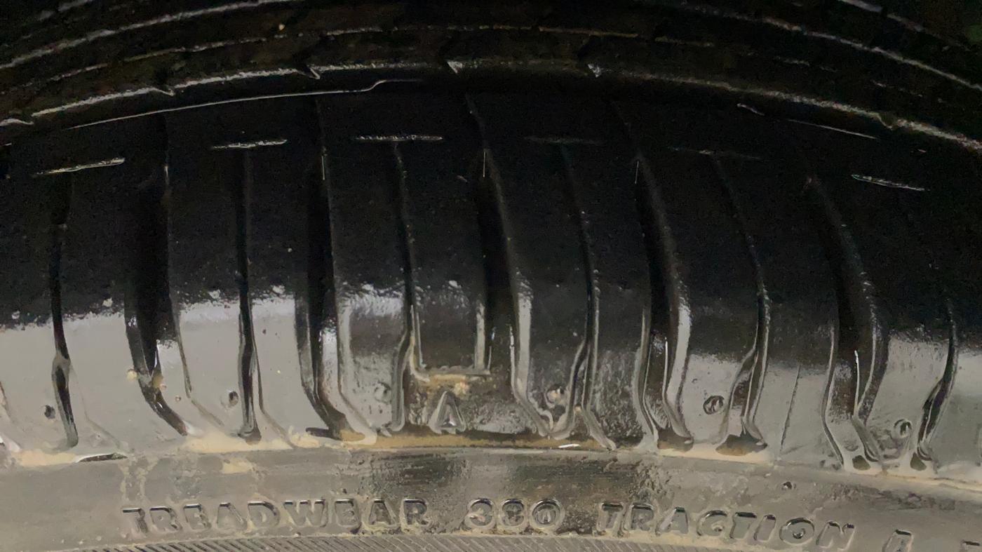 2025 Maruti Swift ZXi AMT, Petrol, Automatic, 10,229 km, Right Front Tyre Tread