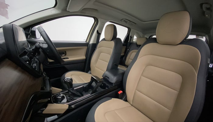 2022 Tata Harrier XZA PLUS 2.0L KAZIRANGA, Diesel, Automatic, 47,235 km, Right Side Front Door Cabin