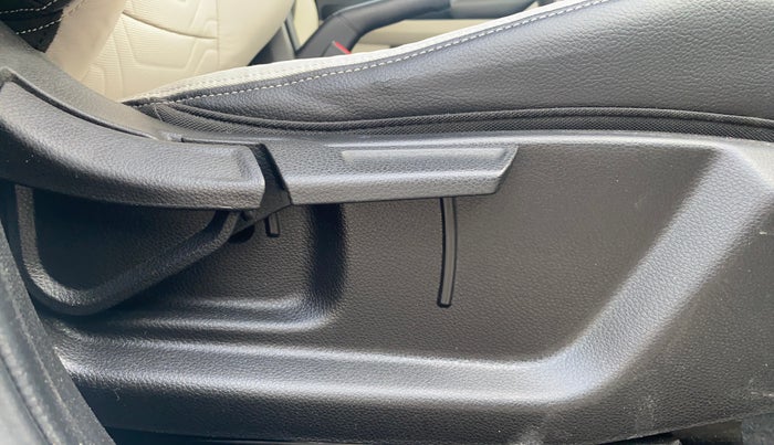 2021 KIA SONET HTX 1.0 IMT, Petrol, Manual, 69,685 km, Driver Side Adjustment Panel