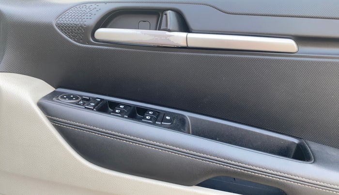 2021 KIA SONET HTX 1.0 IMT, Petrol, Manual, 69,685 km, Driver Side Door Panels Control