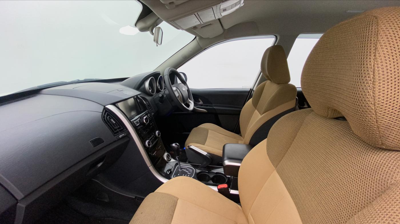 2018 Mahindra XUV500 W7 AT, Diesel, Automatic, 46,759 km, Right Side Front Door Cabin