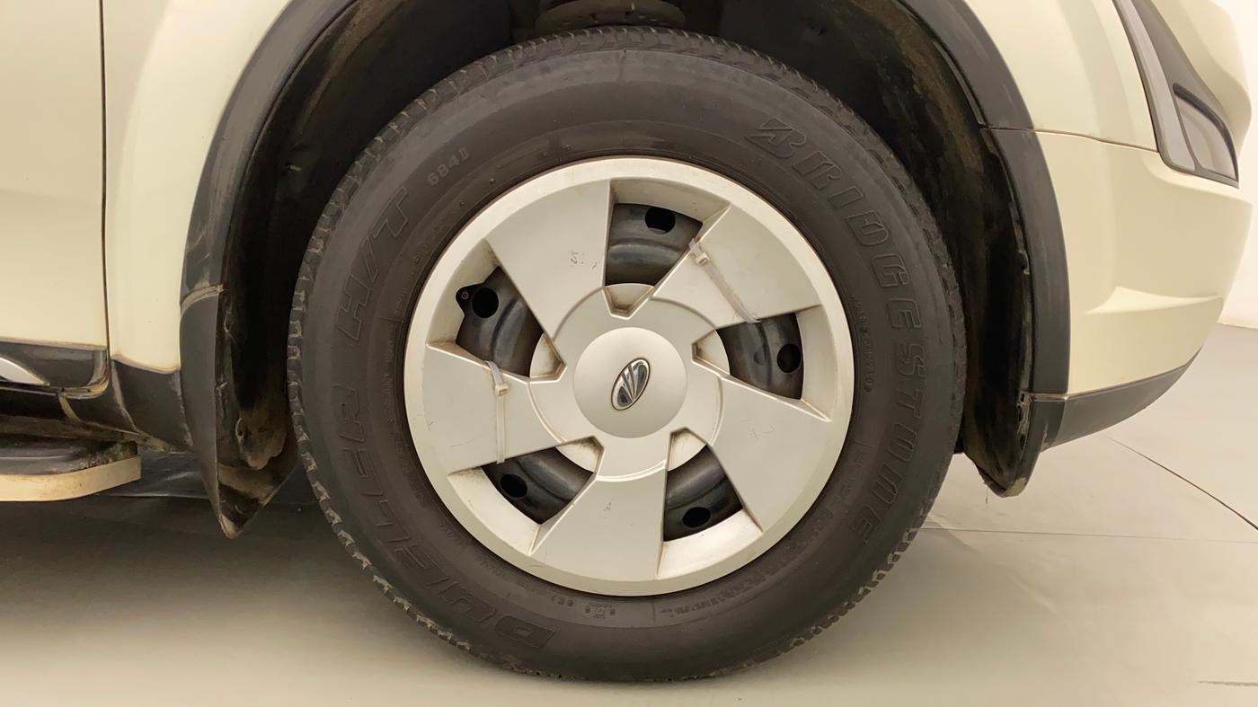 2018 Mahindra XUV500 W7 AT, Diesel, Automatic, 46,759 km, Right Front Wheel