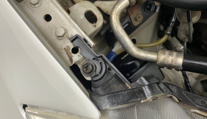 2014 Maruti Ertiga VXI CNG, CNG, Manual, 71,764 km, Right headlight - Clamp has minor damage