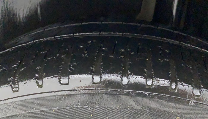 2017 Maruti Ciaz SIGMA DIESEL 1.3, Diesel, Manual, 1,21,159 km, Left Rear Tyre Tread